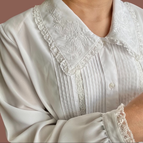 🚫SOLD🚫 Frilly Oversized Collared Blouse 🕊 - Picture 4 of 4